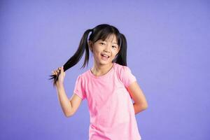 hermosa asiático niña retrato posando en púrpura antecedentes foto