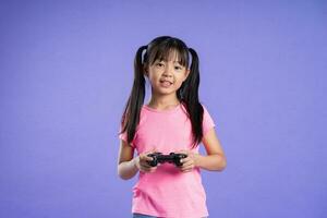hermosa asiático niña retrato posando en púrpura antecedentes foto