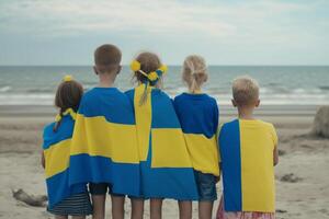 playa símbolos de libertad niños con ucranio banderas a el playa, mirando a el vasto horizonte ai generado foto