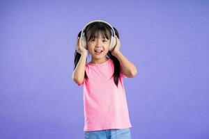 hermosa asiático niña retrato posando en púrpura antecedentes foto