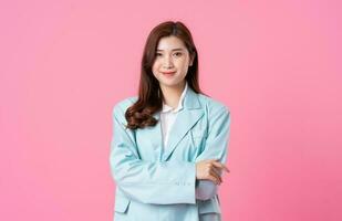 asiático mujer de negocios retrato en rosado antecedentes foto
