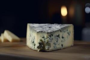 sabroso roquefort queso en contra oscuro fondo, azul queso ai generado foto