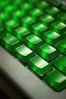 verde brillante teclado luz, de cerca. digital tecnología generativo ai. foto