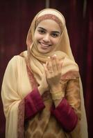 hermosa contento musulmán niña vistiendo hijab en aplausos pose, generativo ai. foto