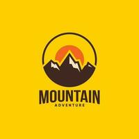 logo de aventura de montaña vector