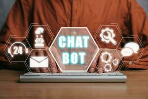 chatbot asistente conversación, hombre mano mecanografía en teclado con chatbot icono en virtual pantalla, robot solicitud y global conexión, ai, artificial inteligencia, innovación y tecnología. foto