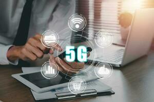 global comunicación red concepto, hombre mano utilizando inteligente teléfono con 5g y Wifi icono en virtual pantalla, mundo amplio negocio, alta velocidad móvil Internet, nuevo Generacion redes mezclado medios de comunicación.. foto