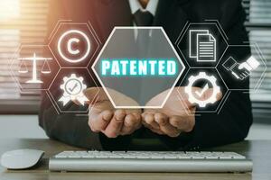 patentar concepto, persona mano participación patentado icono en virtual pantalla, patentar derechos de autor ley negocio tecnología concepto. foto