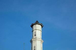 purwakarta, 05 mayo 2023 - ver de el alminar de el tajug gede cilodong mezquita en contra un azul cielo como un fondo, situado en cilodong, Purwakarta foto