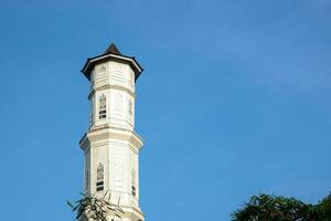 purwakarta, 05 mayo 2023 - ver de el alminar de el tajug gede cilodong mezquita en contra un azul cielo como un fondo, situado en cilodong, Purwakarta foto