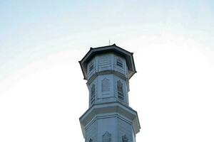 purwakarta, 05 mayo 2023 - ver de el alminar de el tajug gede cilodong mezquita en contra un azul cielo como un fondo, situado en cilodong, Purwakarta foto