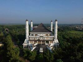 purwakarta, 05 mayo 2023 - aéreo foto de el mezquita tajug gede cilodong Purwakarta en el mañana, tomado utilizando el zumbido dji mavic mini 2