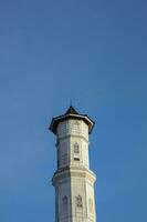 purwakarta, 05 mayo 2023 - ver de el alminar de el tajug gede cilodong mezquita en contra un azul cielo como un fondo, situado en cilodong, Purwakarta foto