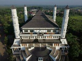 purwakarta, 05 mayo 2023 - aéreo foto de el mezquita tajug gede cilodong Purwakarta en el mañana, tomado utilizando el zumbido dji mavic mini 2