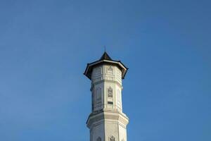 purwakarta, 05 mayo 2023 - ver de el alminar de el tajug gede cilodong mezquita en contra un azul cielo como un fondo, situado en cilodong, Purwakarta foto