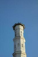 purwakarta, 05 mayo 2023 - ver de el alminar de el tajug gede cilodong mezquita en contra un azul cielo como un fondo, situado en cilodong, Purwakarta foto