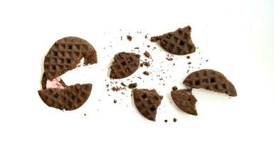 sabroso chocolate galletas con crema aislado en un blanco antecedentes. recorte camino. foto