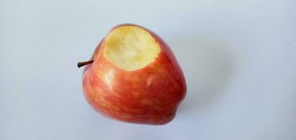 mordedura rojo manzana aislado en blanco antecedentes foto
