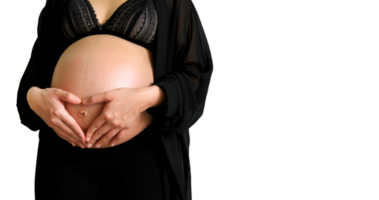 incinta donna nel nero vestito formatura a forma di cuore con sua mani al di sopra di sua stomaco isolato su trasparente sfondo. gravidanza 7-9 mesi, simbolo, amore, nuovo vita, cura bambino. png trasparenza