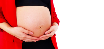 cerca arriba embarazada mujer en rojo traje sostiene manos en hinchado barriga aislado en transparente antecedentes. el embarazo 7-9 meses, maternidad, amar, nuevo vida, expectativa, cuidado bebé. png transparencia.