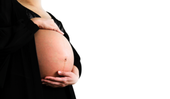 Enceinte femme dans noir robe et détient mains sur gonflé ventre isolé sur transparent Contexte. grossesse 7-9 mois, maternité, aimer, attente, Nouveau la vie et se soucier bébé. png transparence