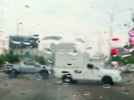 lluvia gotas en el parabrisas tráfico en un lluvioso día foto