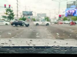 lluvia gotas en el parabrisas tráfico en un lluvioso día foto