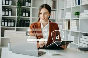 ciber seguridad concepto, acceso, usuario, identificación información seguridad y cifrado, seguro acceso a del usuario personal información caucásico mujer utilizando inteligente teléfono y tableta en oficina foto