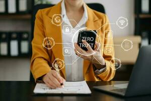 cero confiar seguridad concepto persona utilizando computadora y tableta con cero confiar icono en virtual pantalla de datos negocios.en oficina foto