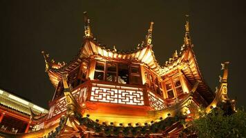 el antiguo edificios noche ver con el luces en situado en llevar a la fuerza de el ciudad en China foto