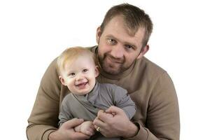 en un blanco fondo, un retrato de un padre y su pequeño un año de edad hijo. foto