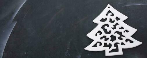 de madera juguete árbol en un negro fondo.navidad antecedentes. foto