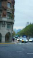 el borroso la carretera ver con el verde arboles a lo largo el ambos lados en llevar a la fuerza en verano foto