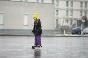 un niña patines en hielo en invierno. foto