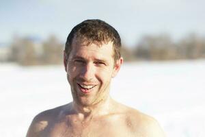 retrato de un hombre en invierno después nadando en un hielo agujero. foto