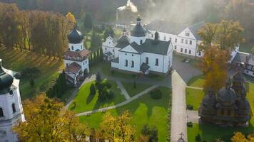 Visualizza a partire dal il altezza su krekhiv monastero e il circostante paesaggio nel autunno. Lviv regione, Ucraina video