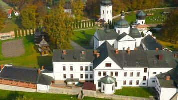 se från de höjd på krekhiv kloster och de omgivande landskap i höst. lviv område, ukraina video