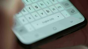 mains dactylographie texte sur téléphone intelligent fermer. en utilisant téléphone intelligent proche en haut dans le soir video