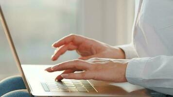 femme est séance sur le canapé et travail sur une portable. concept de éloigné travail video