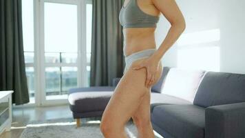kvinna komprimering de hud av de rumpa och ben kontroll för celluliter och överskott subkutan fett video