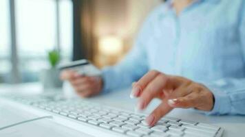 mujer mecanografía crédito tarjeta número en computadora teclado. ella haciendo en línea compra. en línea pago servicio. video