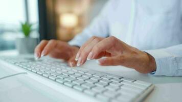 fêmea mãos digitando em uma computador teclado. conceito do controlo remoto trabalhos video