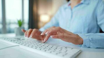 mujer mecanografía en un computadora teclado. concepto de remoto trabajo video