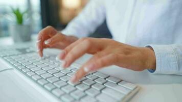 fêmea mãos digitando em uma computador teclado. conceito do controlo remoto trabalhos video