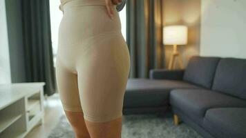 mujer pone en adelgazar ropa interior a mejorar cuerpo silueta video