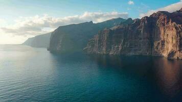 Antenne Hyperlapse von los Giganten Klippen auf Teneriffa, Kanarienvogel Inseln, Spanien video