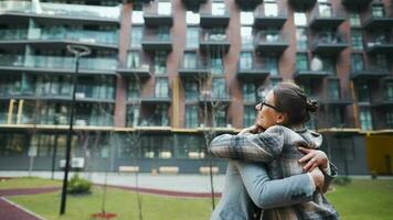 två Lycklig kvinnor kram varje Övrig när möte efter lång separation. video