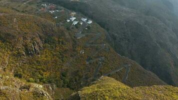 se från de höjd på de yta av de ö av tenerife - berg by, lindning väg, klippig öken- landskap video