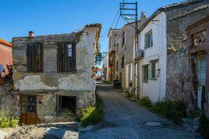 estrecho calles en un turco ciudad en un verano y soleado día con antiguo y albañilería de madera casas foto