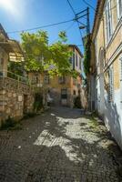 estrecho calles en un turco ciudad en un verano y soleado día con antiguo y albañilería de madera casas foto